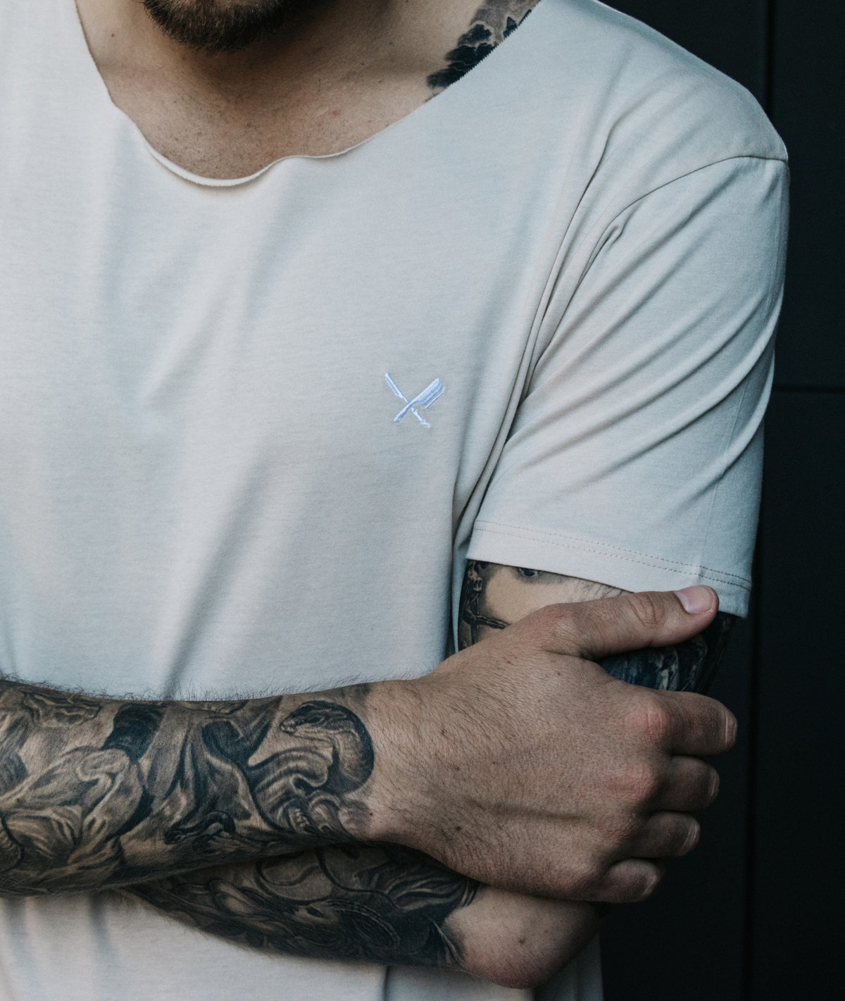 CUTTED NECK TEAM long t-shirt by Distorted People