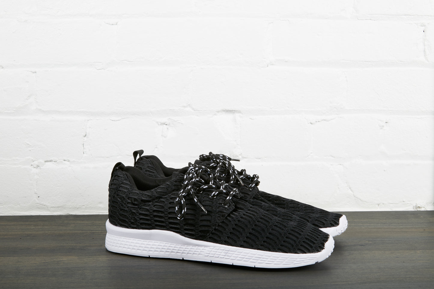 一双黑白运动鞋