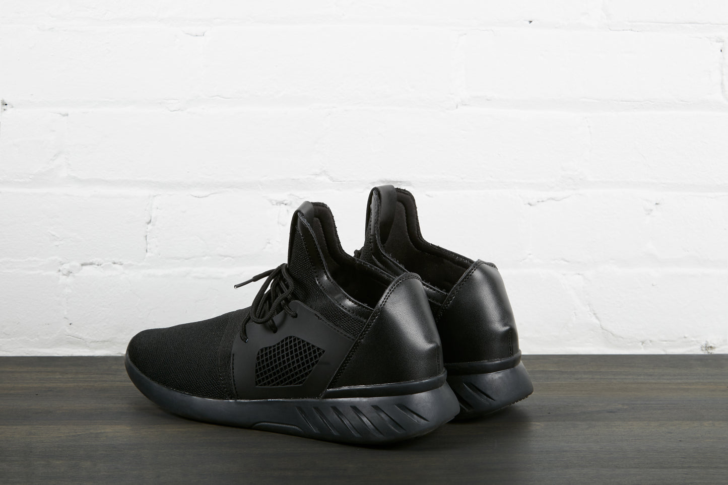 一双黑色运动鞋背面