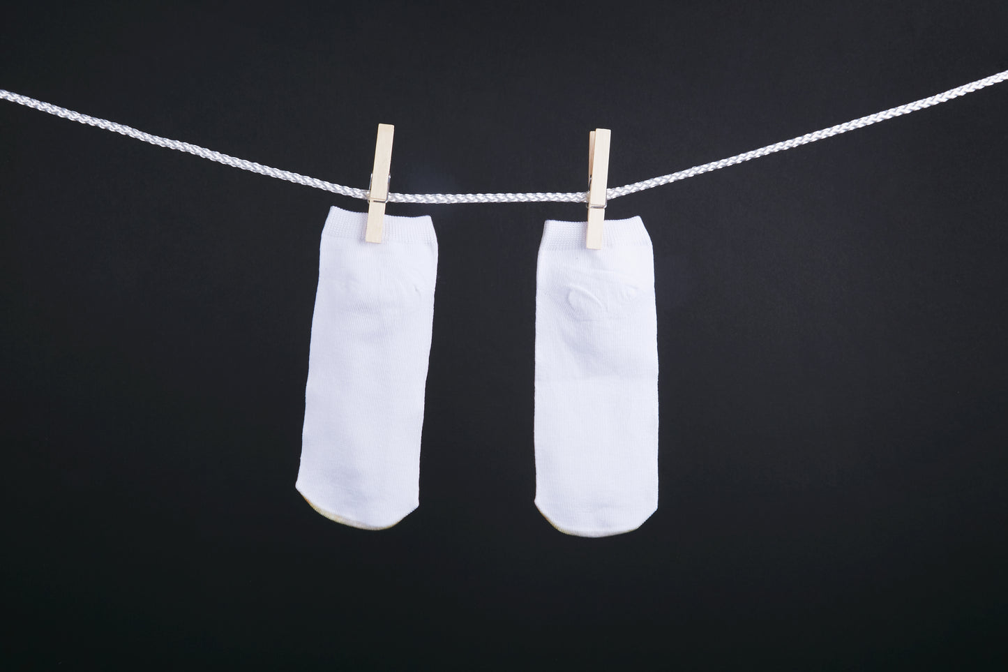 黑色背景上的白色袜子
