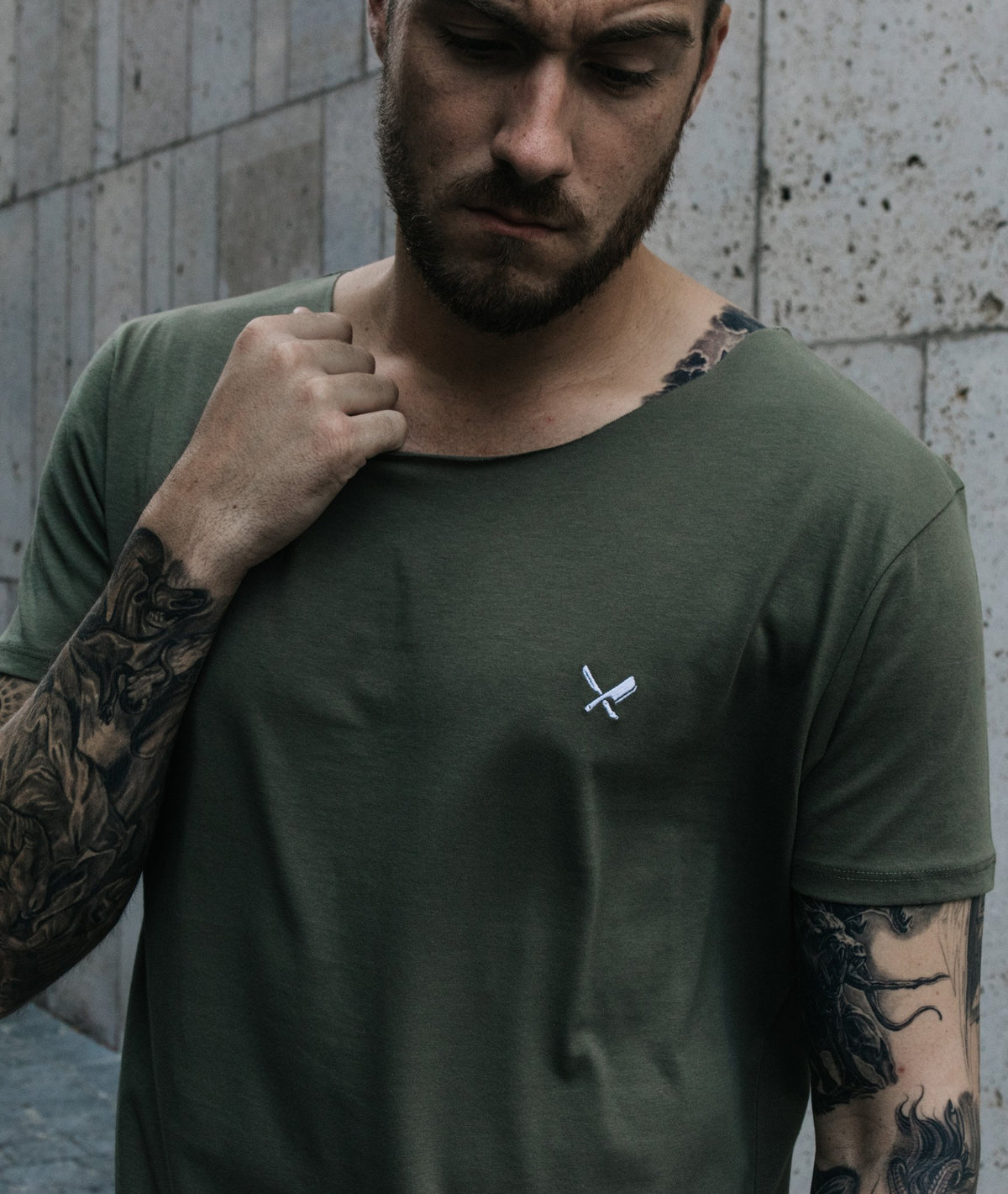 CUTTED NECK TEAM long t-shirt by Distorted People