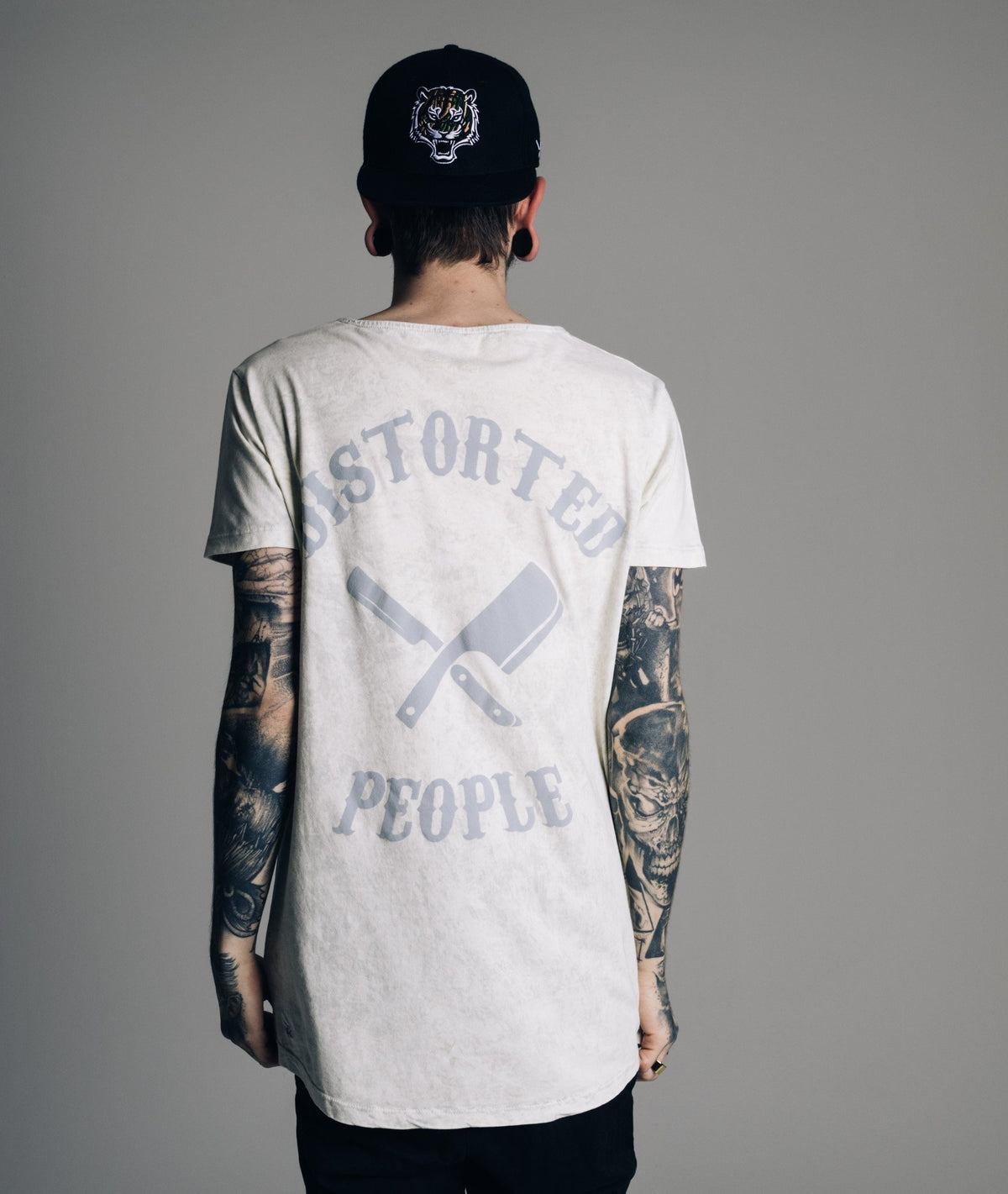 CUTTED NECK TEAM long t-shirt by Distorted People