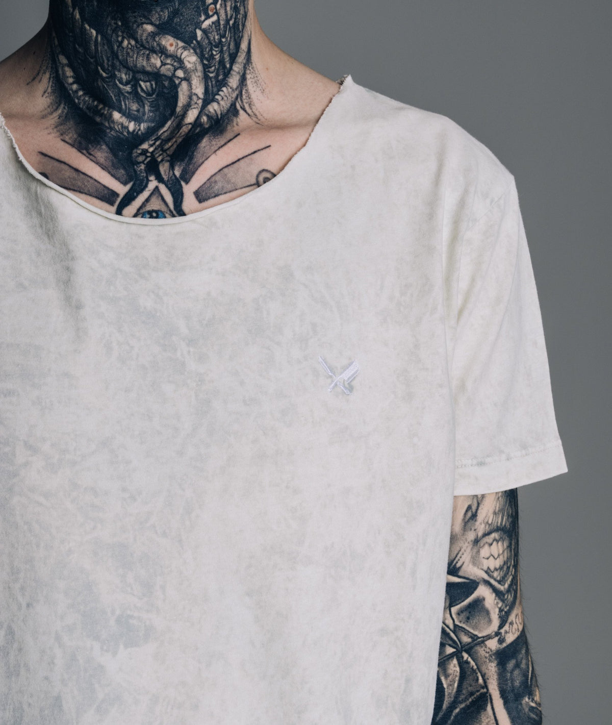 CUTTED NECK TEAM long t-shirt by Distorted People