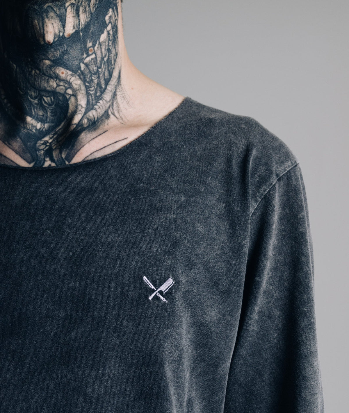 Cutted Neck Circle longsleeve by Distorted People