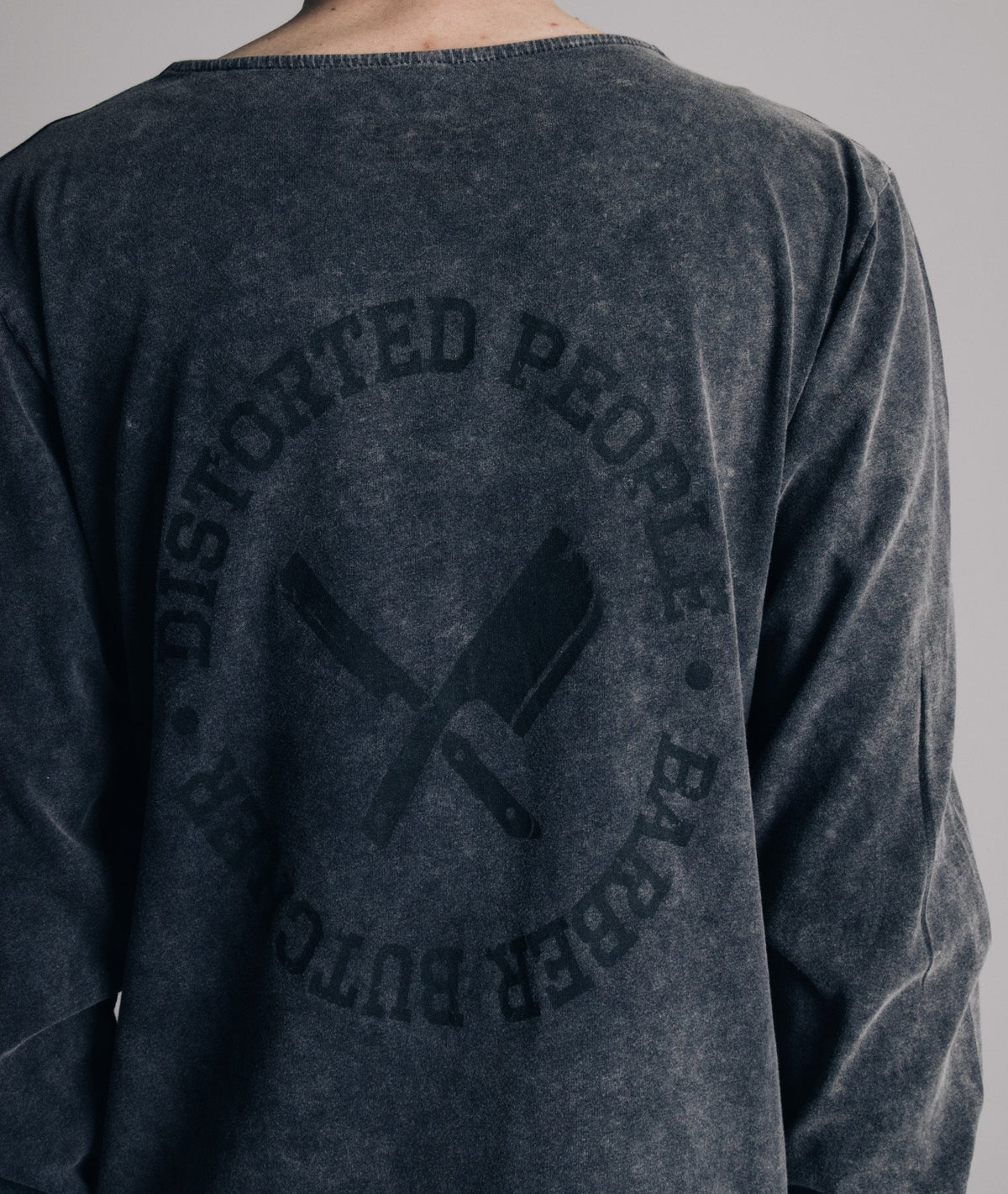 Cutted Neck Circle longsleeve by Distorted People