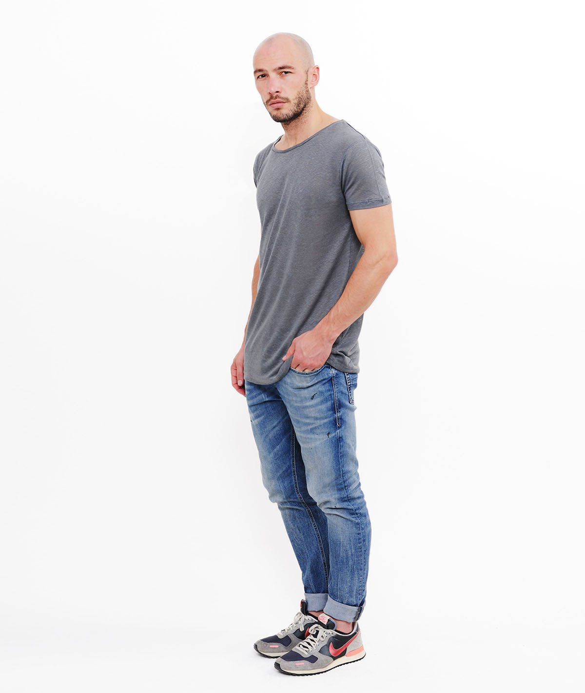 BLADES LEINEN grand neck T-Shirt by Distorted People