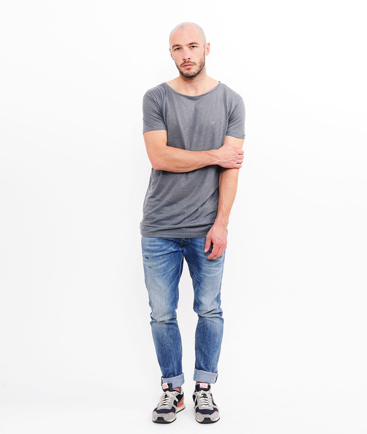 BLADES LEINEN grand neck T-Shirt by Distorted People