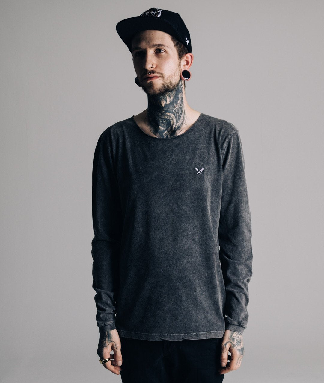 Cutted Neck Circle longsleeve by Distorted People