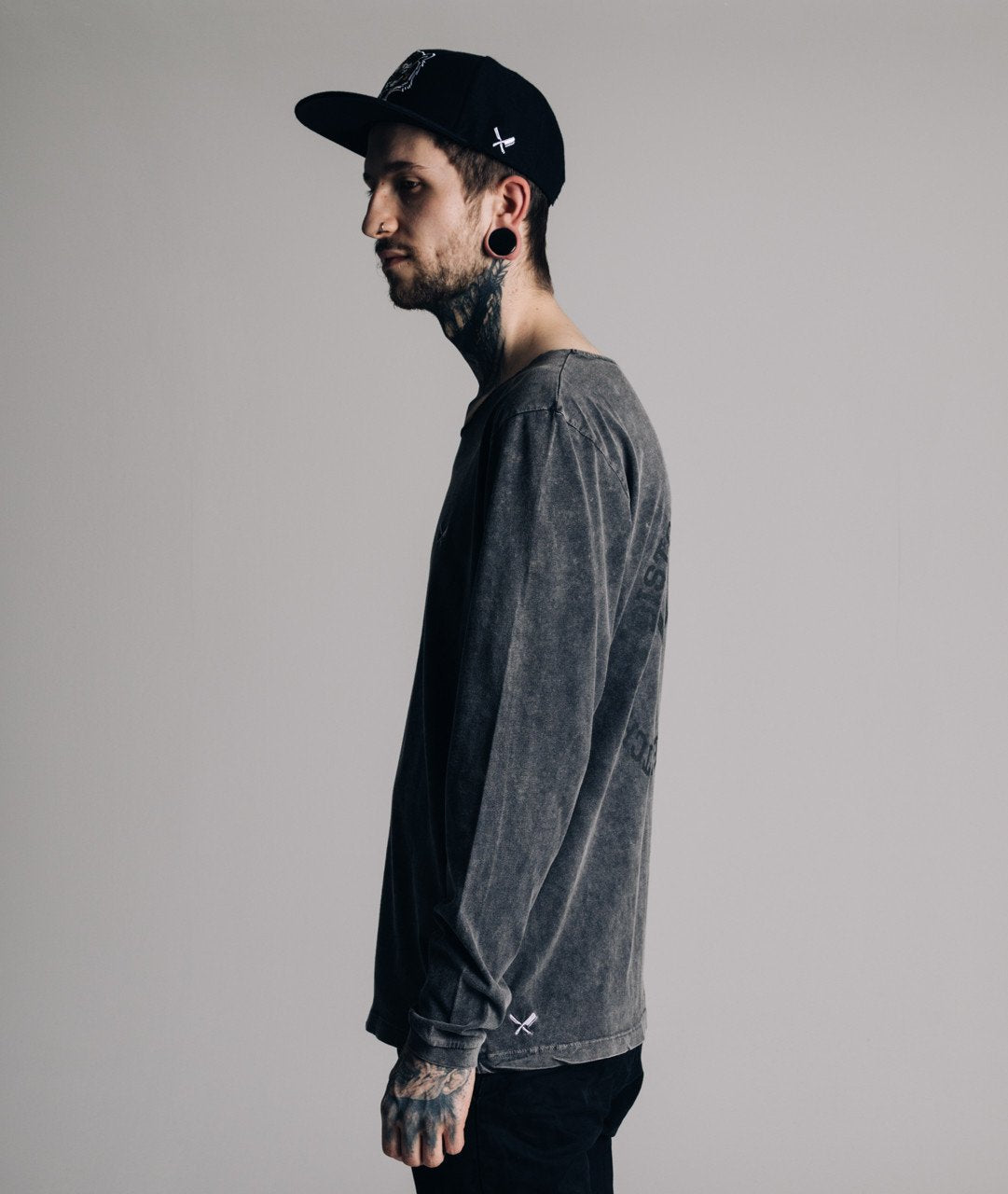 Cutted Neck Circle longsleeve by Distorted People