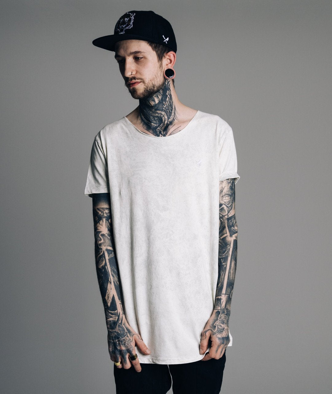 CUTTED NECK TEAM long t-shirt by Distorted People