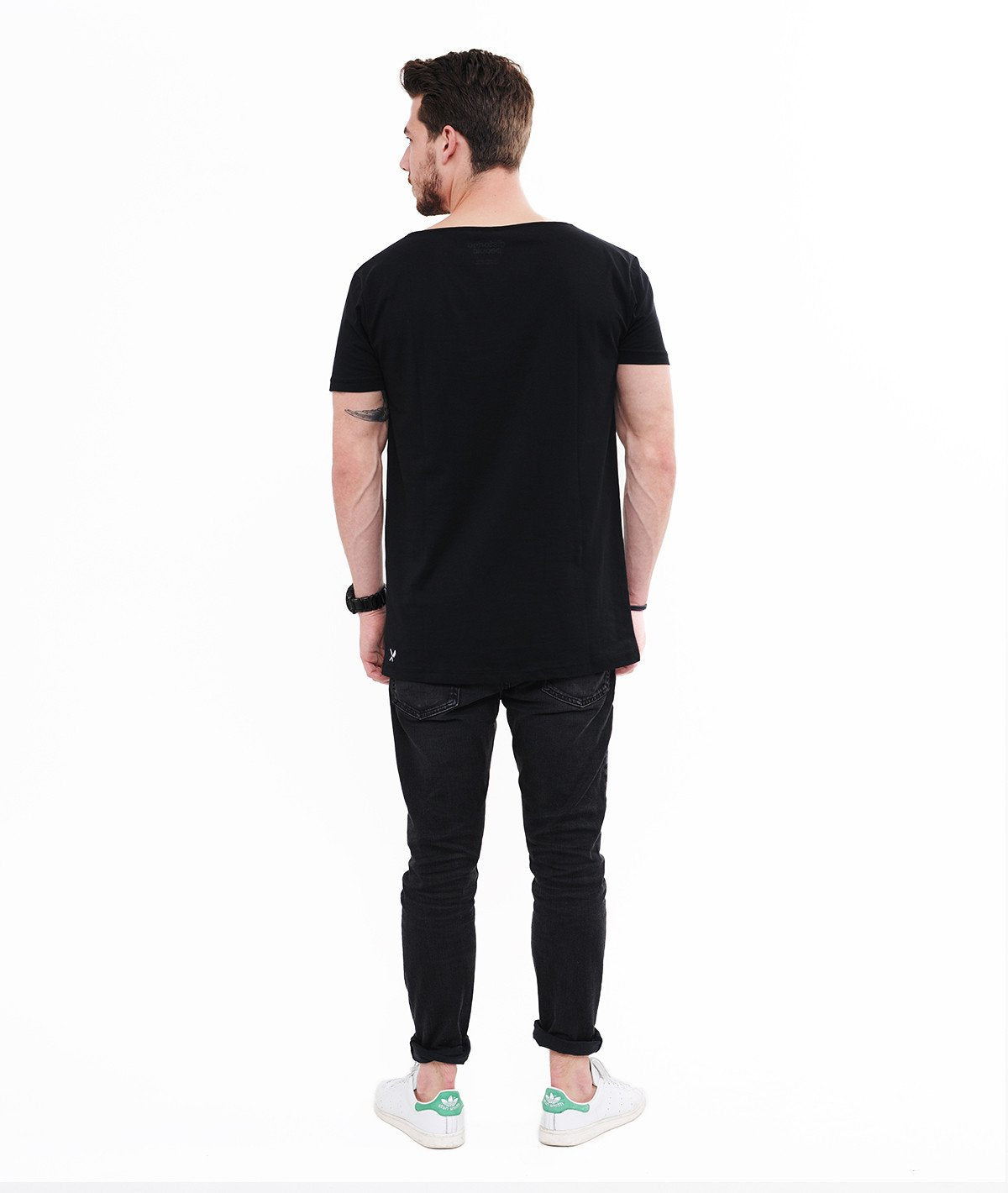 BLADES cutted grand neck t-shirt by Distorted People