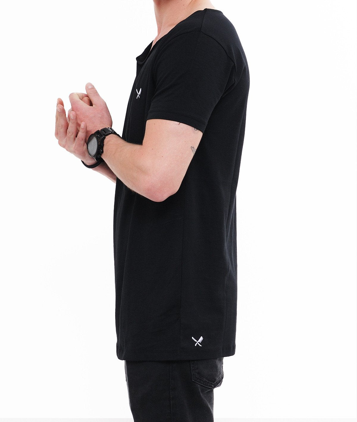 BLADES cutted grand neck t-shirt by Distorted People