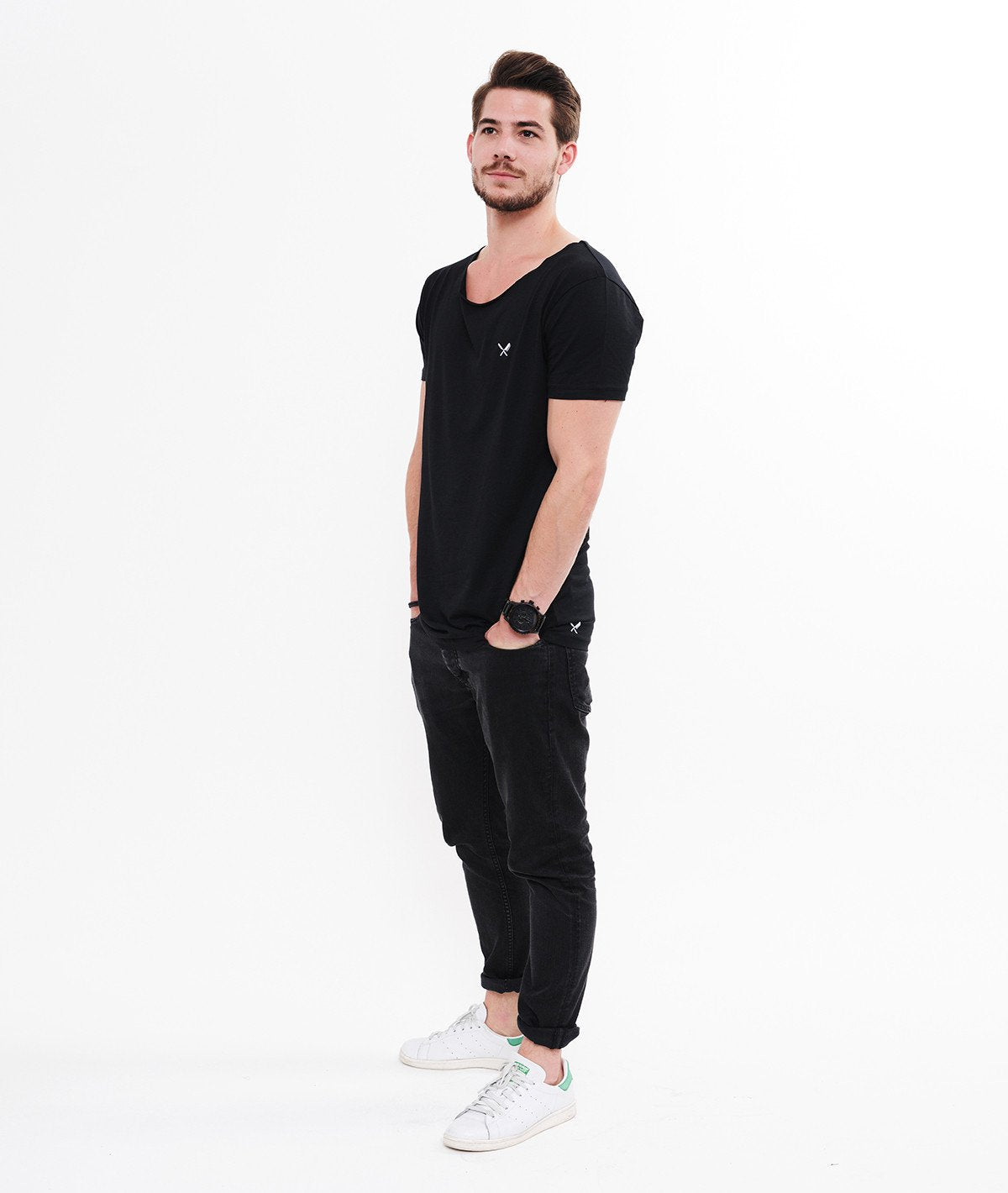 BLADES cutted grand neck t-shirt by Distorted People