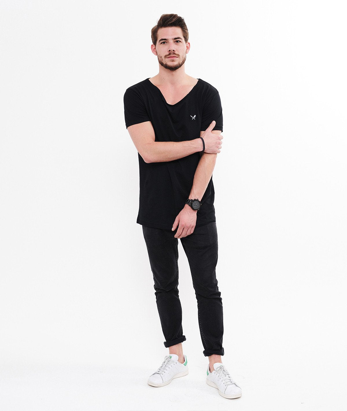 BLADES cutted grand neck t-shirt by Distorted People