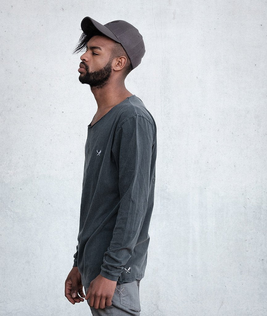 Cutted Neck Circle longsleeve by Distorted People